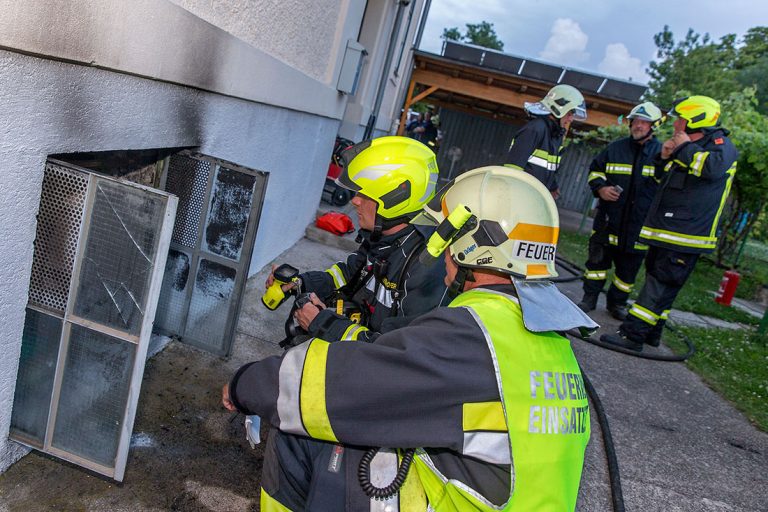 20160625 Kellerbrand in Mehrparteinwohnhaus in Blumau-Neurisshof