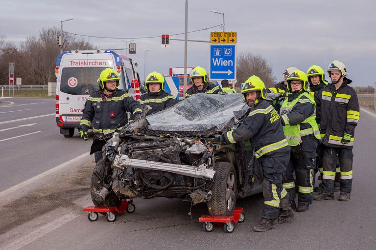 20161127 Verkehrsunfall Kreuzung Abfahrt A2 X B17 Traiskirchen W