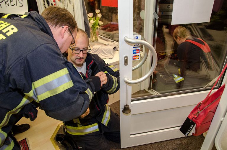 20161226 Sicherungsarbeiten nach Einbruch in eine Badener Boutiq