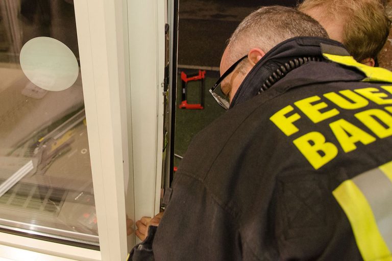 20161226 Sicherungsarbeiten nach Einbruch in eine Badener Boutiq