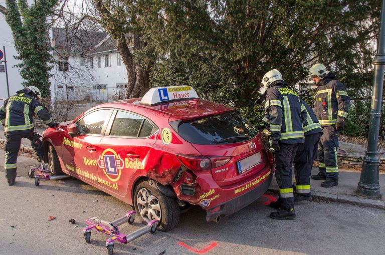 20170312 Verkehrsunfall in Baden  Foto: Roman van de Castell / F