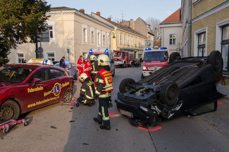 20170312 Verkehrsunfall in Baden  Foto: Roman van de Castell / F