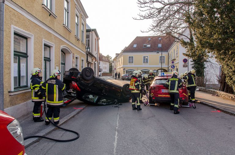 20170312 Verkehrsunfall in Baden  Foto: Freiwillige Feuerwehr Ba