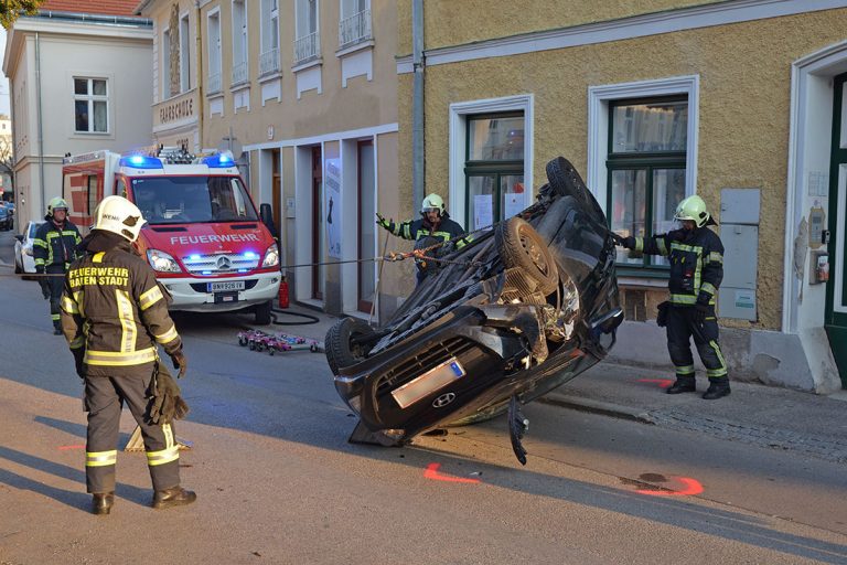 20170312 Verkehrsunfall in Baden  Foto: Fritz Beichbuchner / Fre