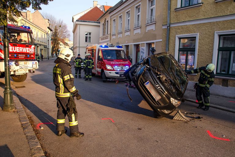20170312 Verkehrsunfall in Baden  Foto: Fritz Beichbuchner / Fre