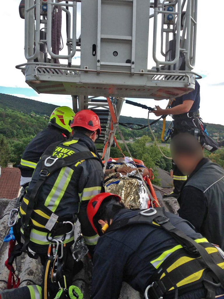 20170728 Rauchfangkehrer durch Dach gebrochen in Baden-Weikersdo