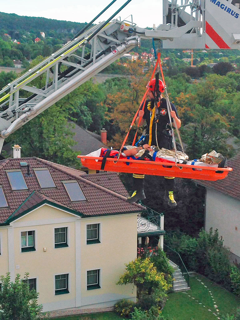 20170728 Rauchfangkehrer durch Dach gebrochen in Baden-Weikersdo