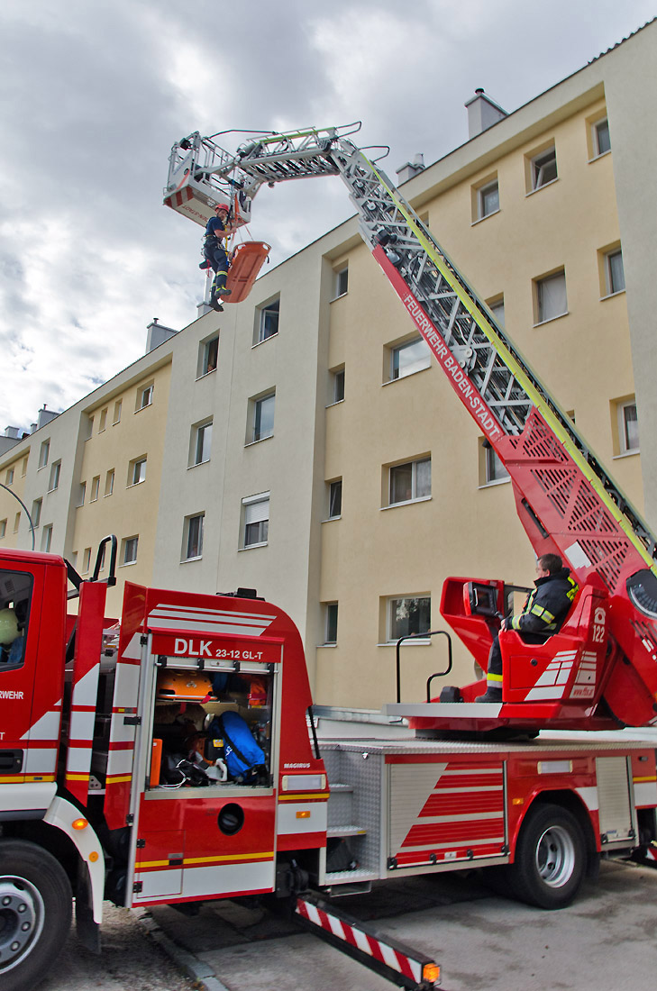 20170728 Rauchfangkehrer durch Dach gebrochen in Baden-Weikersdo