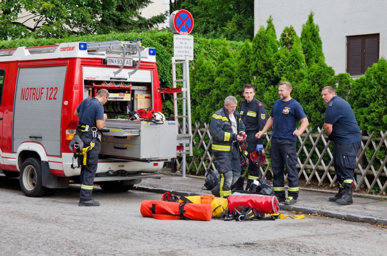 20170728 Rauchfangkehrer durch Dach gebrochen in Baden-Weikersdo