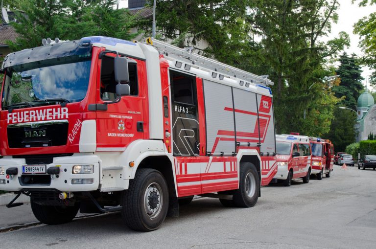 20170728 Rauchfangkehrer durch Dach gebrochen in Baden-Weikersdo