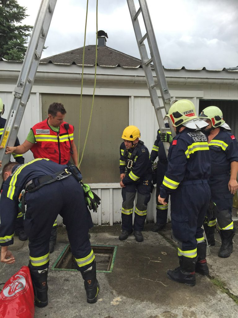20170806 Personenrettung aus Brunnenschacht in Hirtenberg   Foto