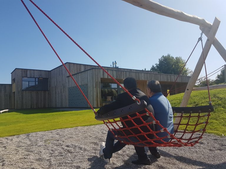 4_Ein-Blick-vom-Spielplatz-auf-den-Kindergarten.jpg