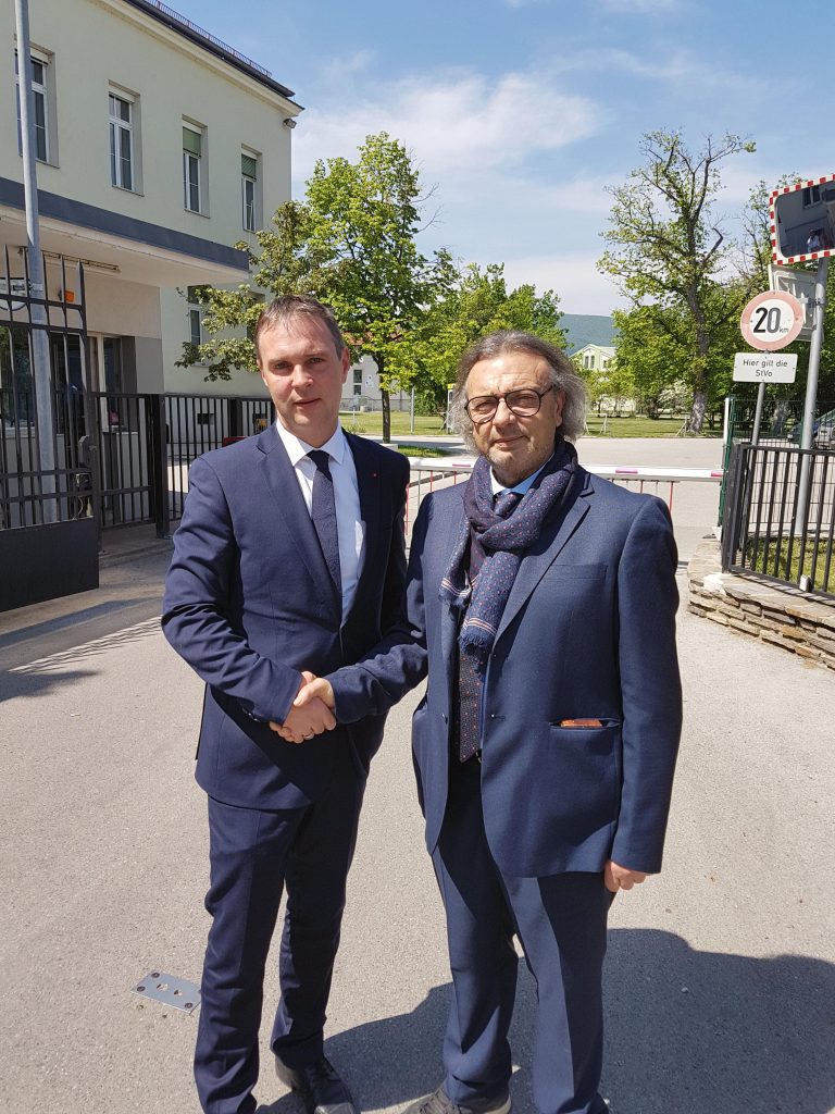 Babler und Martello vor den Toren des Traiskirchner Erstaufnahmezentrums