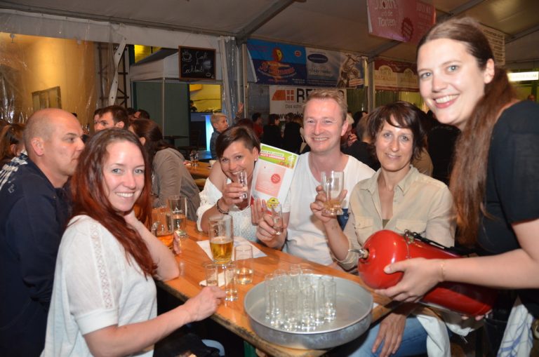 tag1-Festzelt-Gruppe.jpg