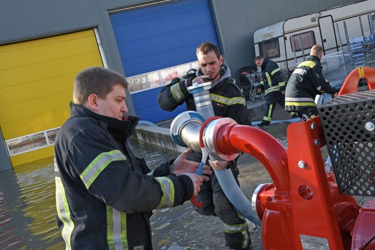 20200217 Mehrtägige Pumparbeiten nach Rohrbruch in Möllersdorf