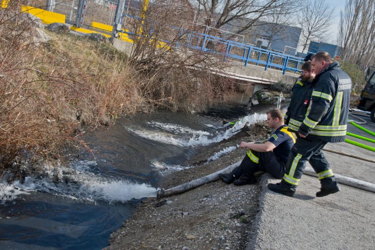 20200217 Mehrtägige Pumparbeiten nach Rohrbruch in Möllersdorf