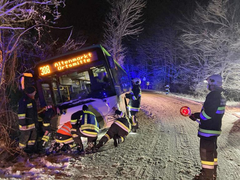 20220120 Linienbus Bergung auf der L130 bei Heiligenkreuz Bezirk