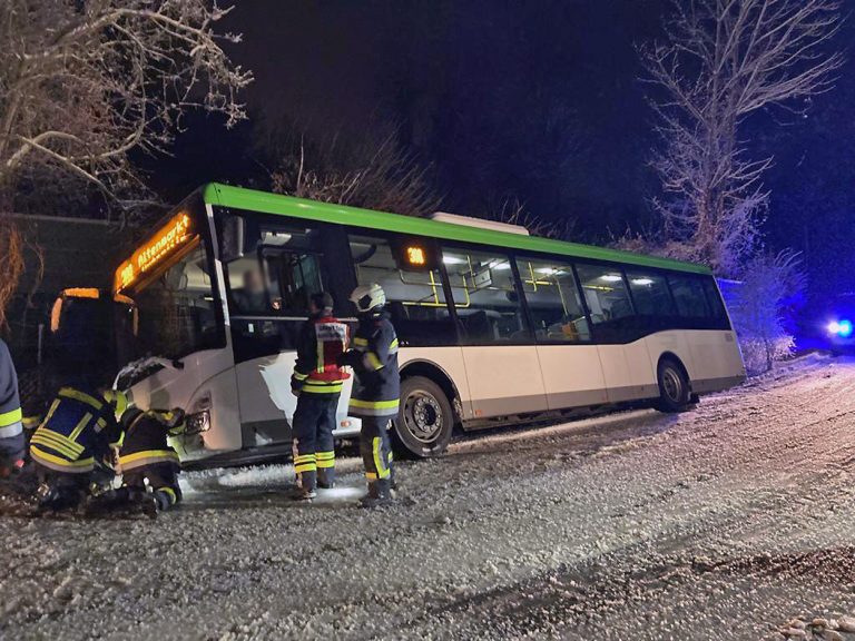20220120 Linienbus Bergung auf der L130 bei Heiligenkreuz Bezirk