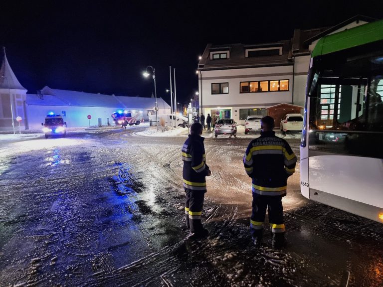 20220120 Linienbus Bergung auf der L130 bei Heiligenkreuz Bezirk