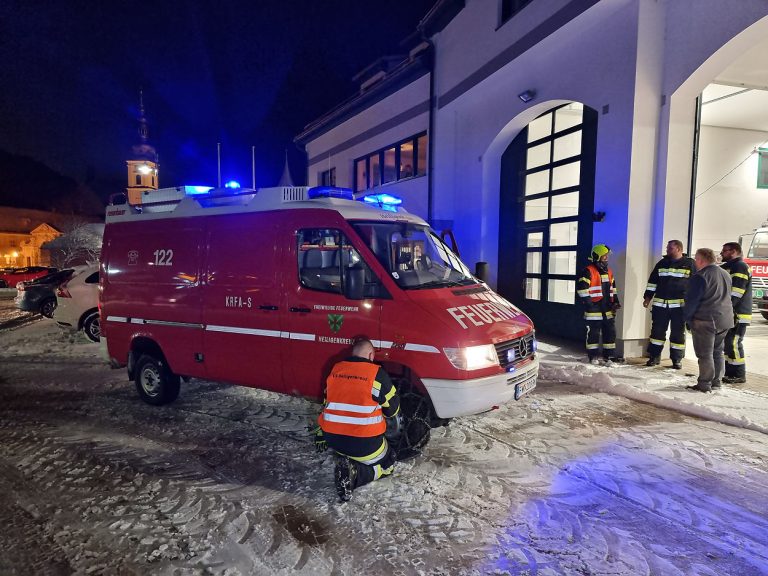 20220120 Linienbus Bergung auf der L130 bei Heiligenkreuz Bezirk