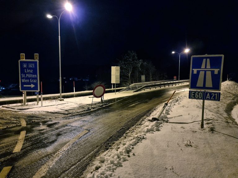 20220120 Sperre der A21 wegen hängengebliebener Fahrzeuge