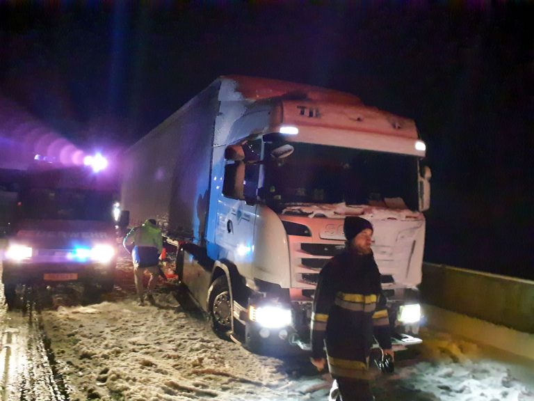 20220120 Sperre der A21 wegen hängengebliebener Fahrzeuge