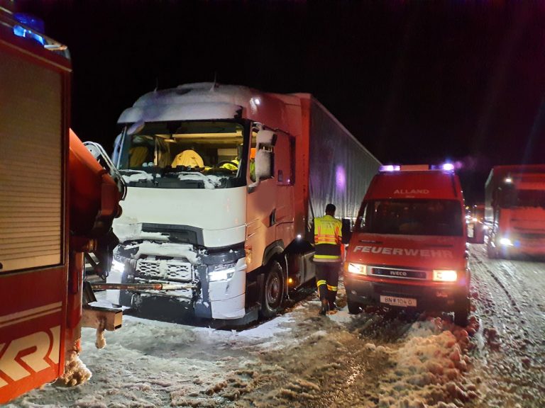 20220120 Sperre der A21 wegen hängengebliebener Fahrzeuge