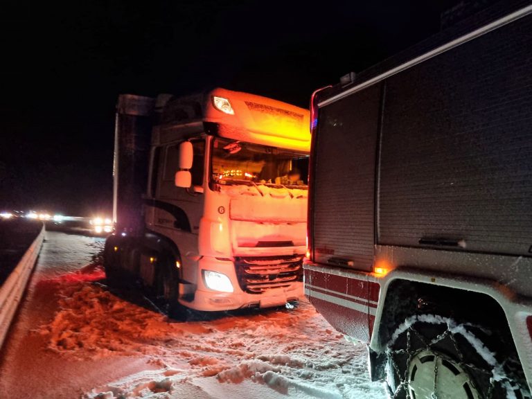 20220120 Sperre der A21 wegen hängengebliebener Fahrzeuge