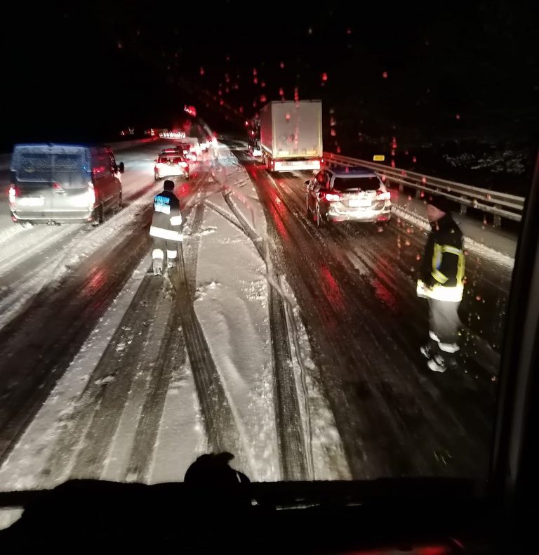 20220120 Sperre der A21 wegen hängengebliebener Fahrzeuge