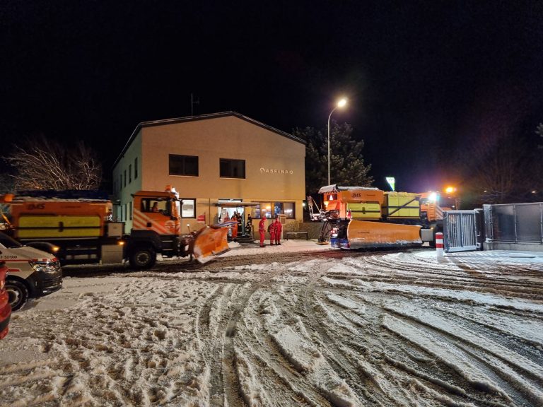 20220120 Sperre der A21 wegen hängengebliebener Fahrzeuge