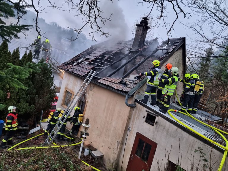 20220110 Wohnhausbrand in Neuhaus Bezirk Baden NÖ