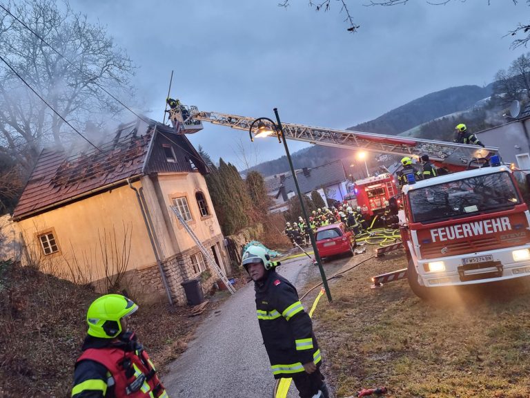 20220110 Wohnhausbrand in Neuhaus Bezirk Baden NÖ