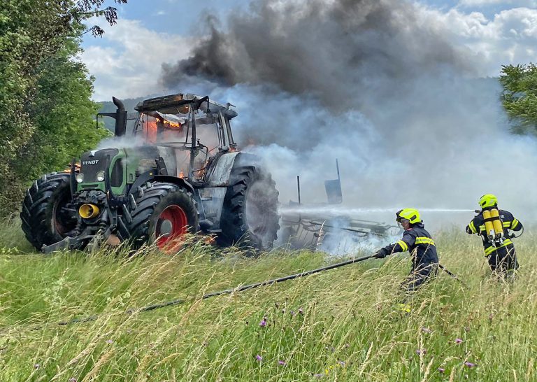 20230623 Traktorbrand in Nöstach/Hafnerberg NÖ Bezirk BADEN