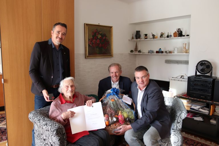 106_28.11.2023 - Bürgermeister LAbg. Wolfgang Kocevar gratuliert 100-jährigen Bürgerin Gruppen BILD