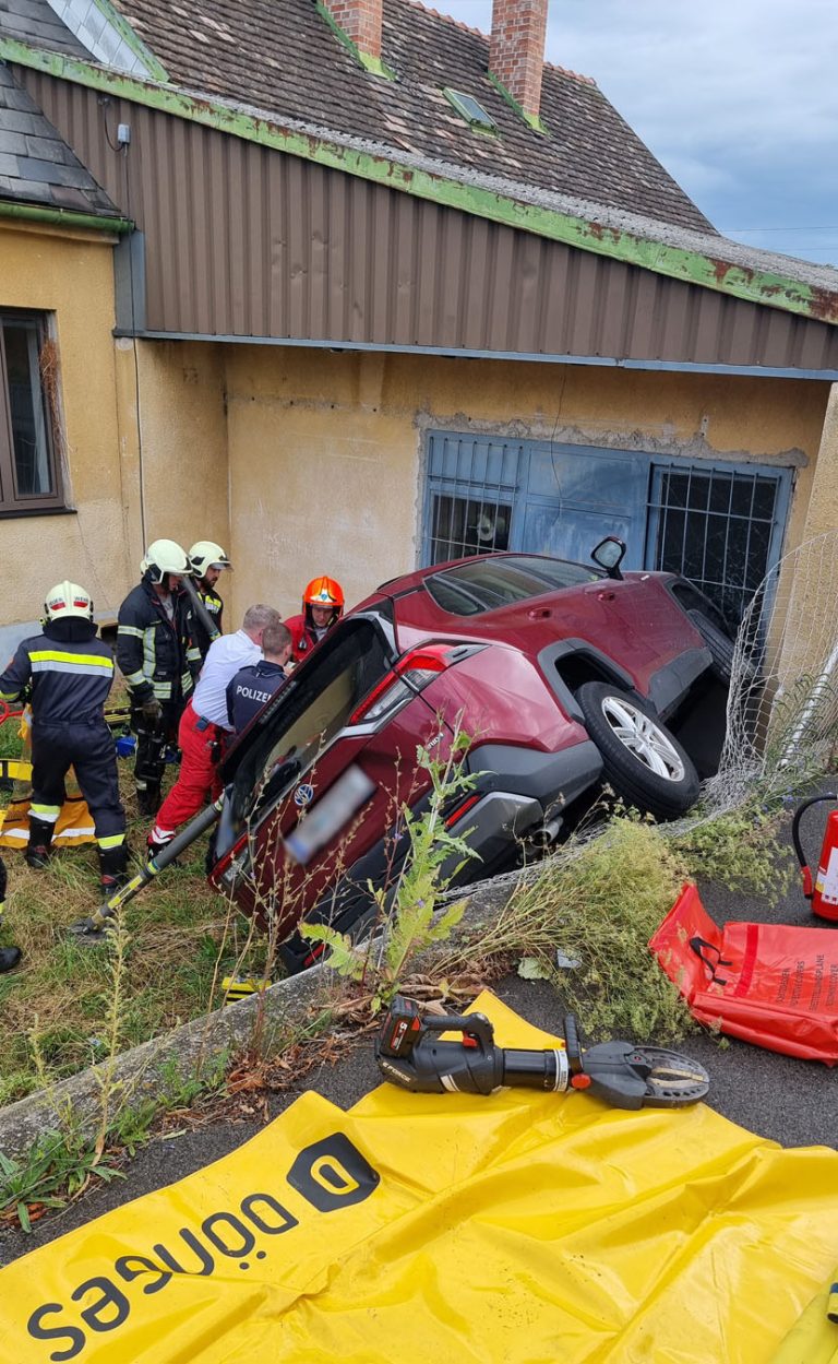 20250723_Verkehrsunfall mit Personenrettung in Bad Vöslau Bezir