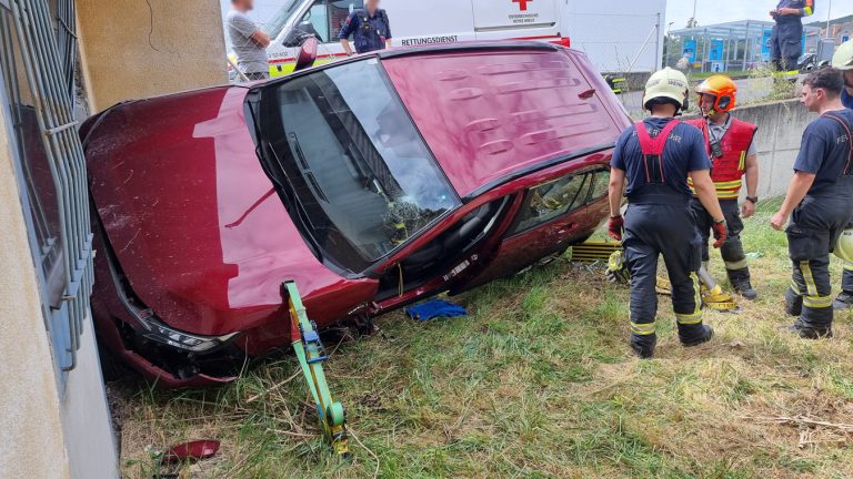20250723_Verkehrsunfall mit Personenrettung in Bad Vöslau Bezir