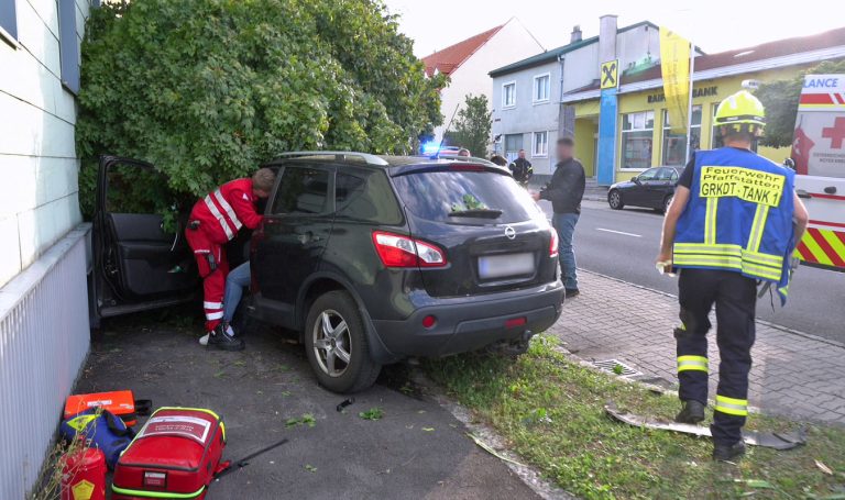 20250822_Verkehrsunfall in Pfaffstätten Badener Strasse Bezirk