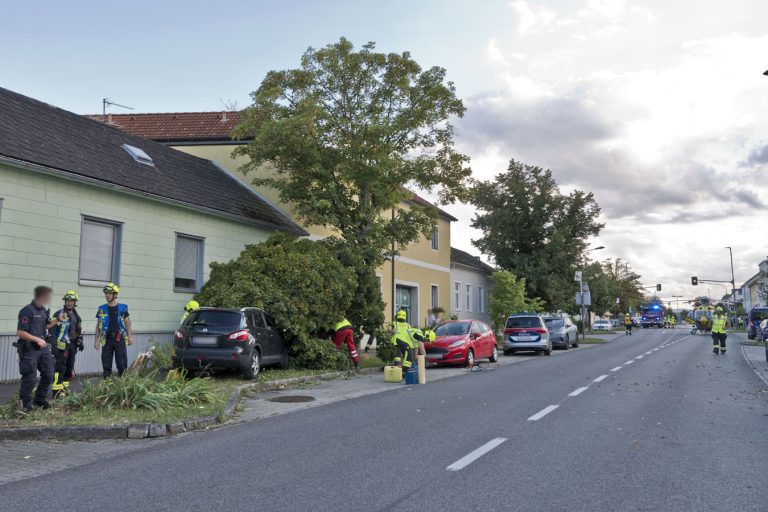 20250822_Verkehrsunfall in Pfaffstätten Badener Strasse Bezirk