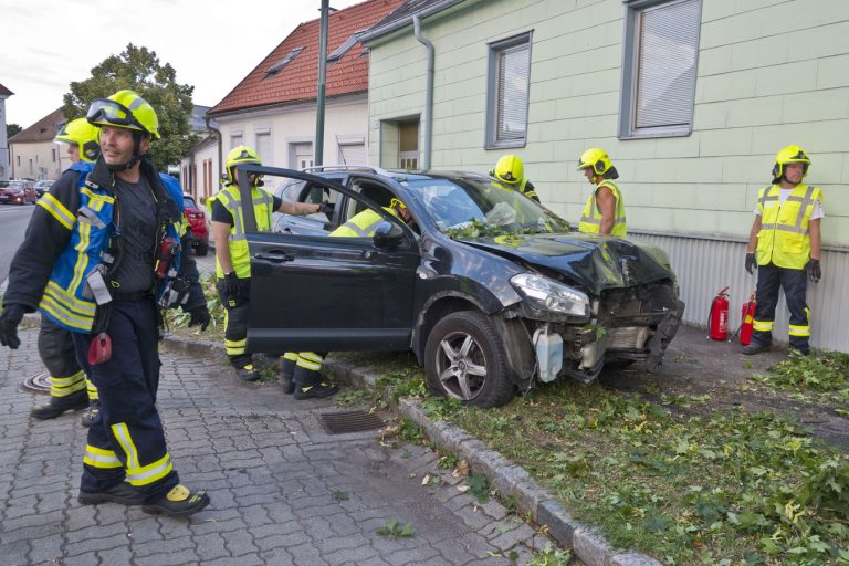 20250822_Verkehrsunfall in Pfaffstätten Badener Strasse Bezirk