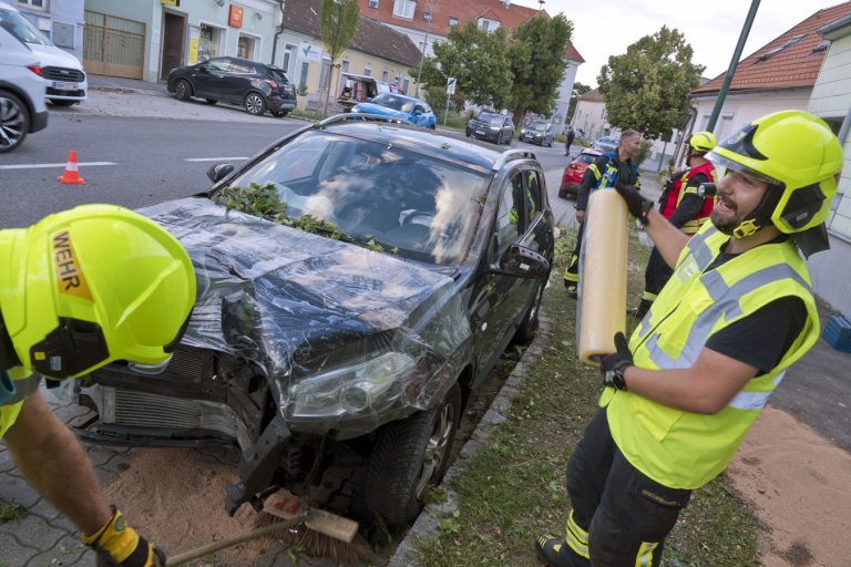 20250822_Verkehrsunfall in Pfaffstätten Badener Strasse Bezirk