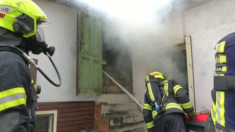 20251012_B3 Wohnhausbrand in Schönau a.d.Triesting Bezirk BADEN