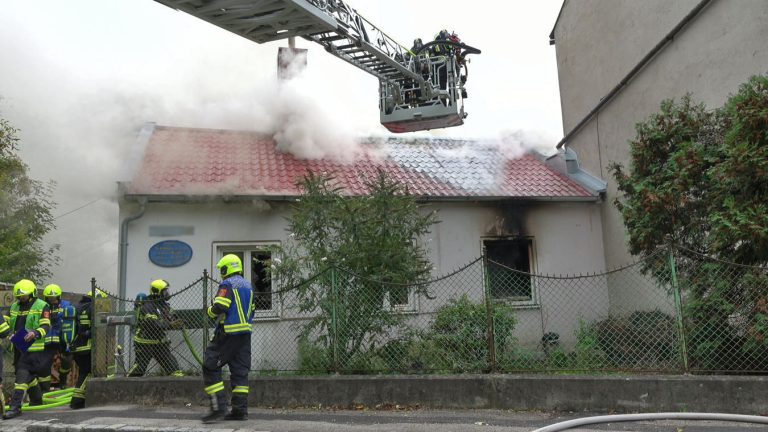 20251012_B3 Wohnhausbrand in Schönau a.d.Triesting Bezirk BADEN