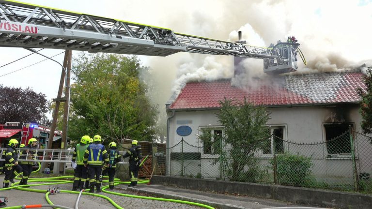 20251012_B3 Wohnhausbrand in Schönau a.d.Triesting Bezirk BADEN