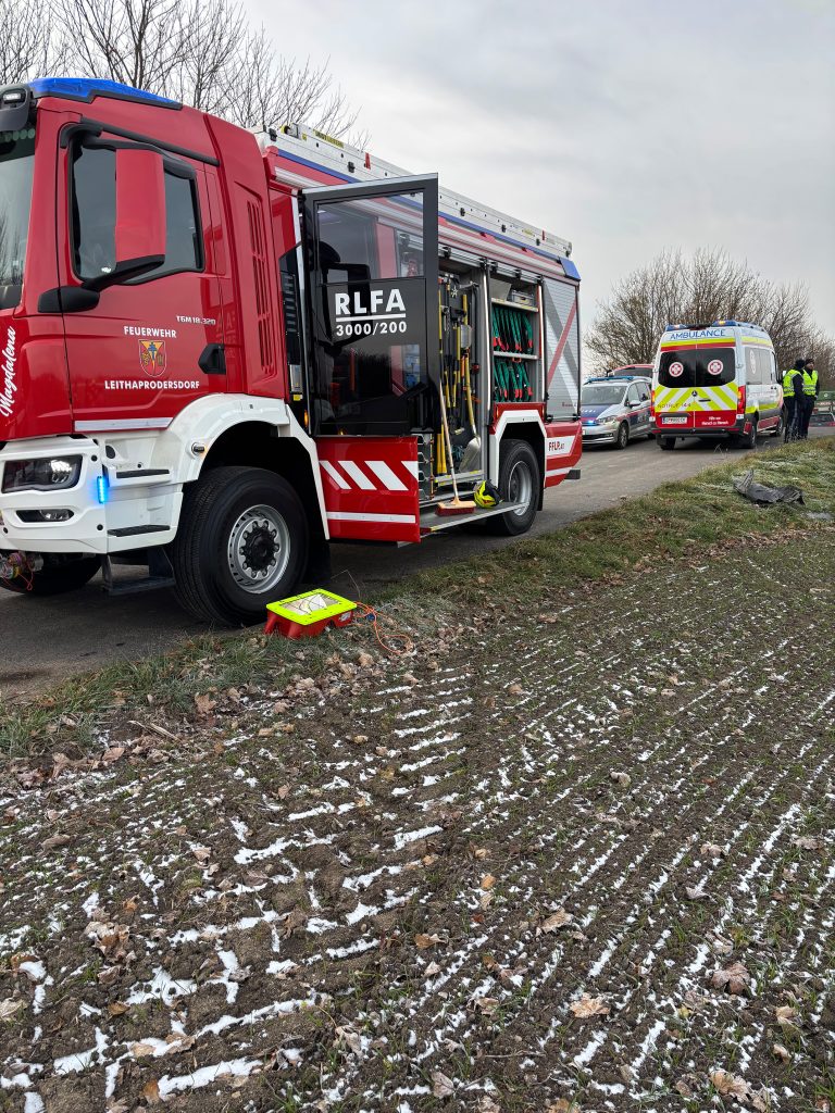 PA Feuerwehr Leithaprodersdorf - Verkehrsunfall mit eingeklemmter Person_2
