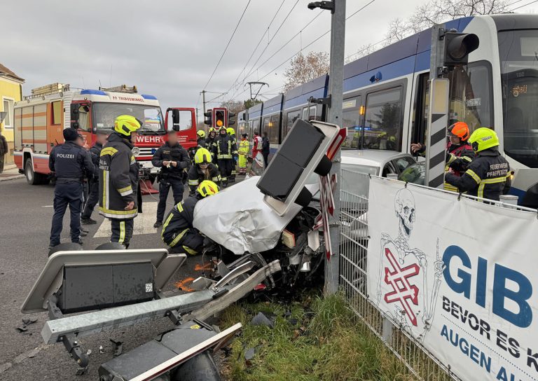 20251203_Verkehrsunfall WLB Bahnübergang Tribuswinkel Bahngasse