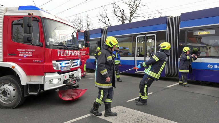 20251203_Verkehrsunfall WLB Bahnübergang Tribuswinkel Bahngasse