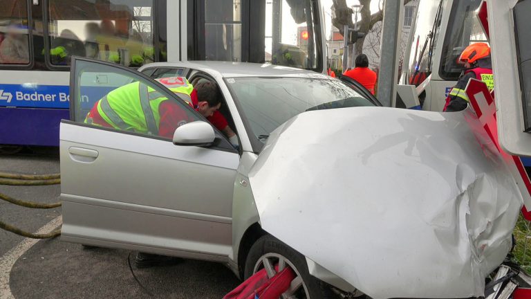 20251203_Verkehrsunfall WLB Bahnübergang Tribuswinkel Bahngasse