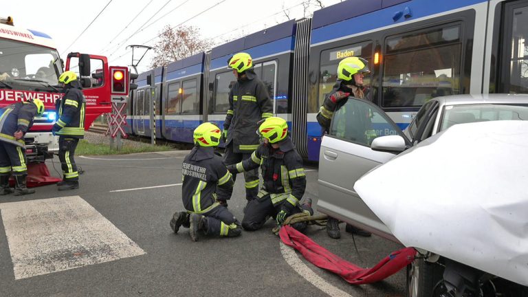 20251203_Verkehrsunfall WLB Bahnübergang Tribuswinkel Bahngasse