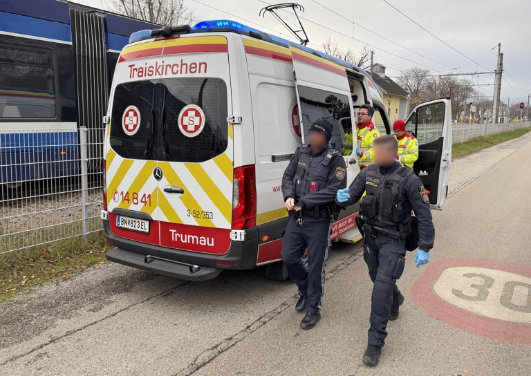 20251203_Verkehrsunfall WLB Bahnübergang Tribuswinkel Bahngasse