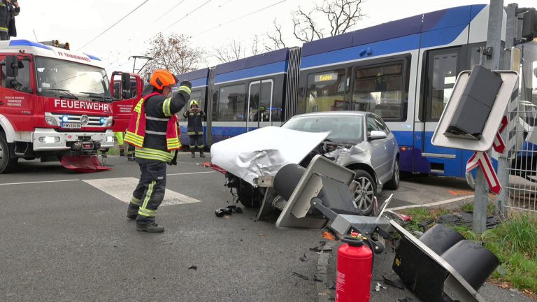 20251203_Verkehrsunfall WLB Bahnübergang Tribuswinkel Bahngasse